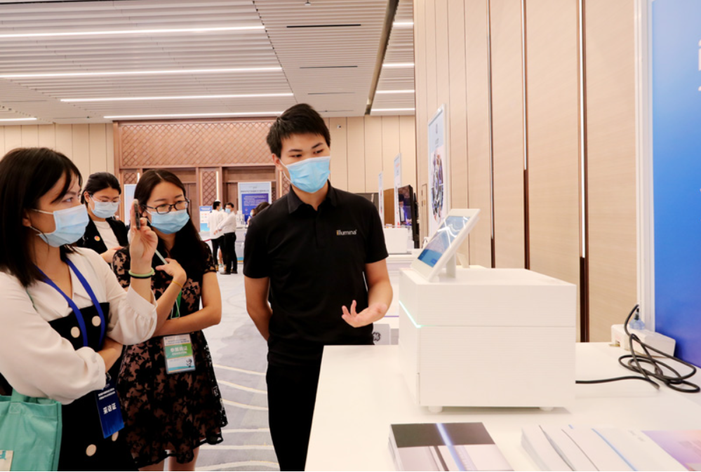 第四屆進(jìn)博會食品及農(nóng)產(chǎn)品展區(qū)、醫(yī)療器械及醫(yī)藥保健展區(qū)展前供需對接會的工作人員在介紹一臺測序儀展品